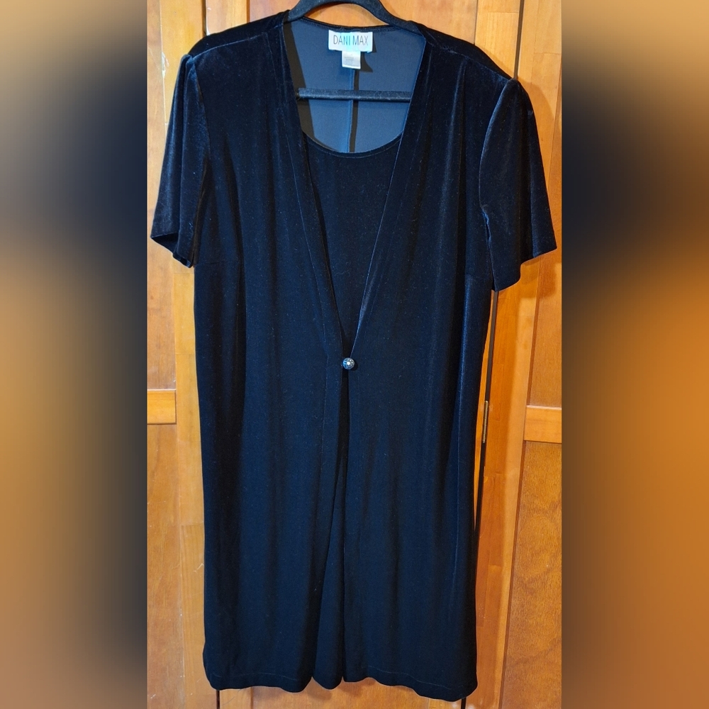 🍾DANI MAX Black Velvet Short Sleeve Midi Dress